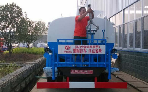 湖北程力發(fā)往安徽淮北灑水車廣受好評(píng)