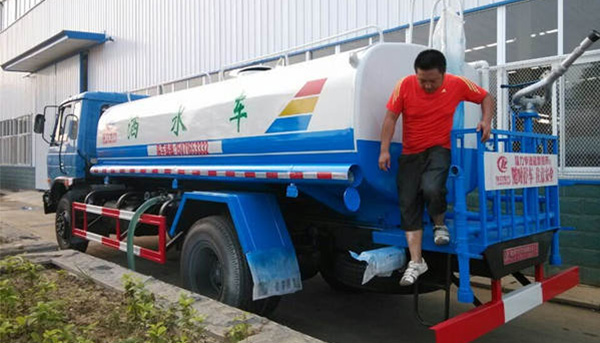 湖北程力發(fā)往安徽淮北灑水車廣受好評(píng)